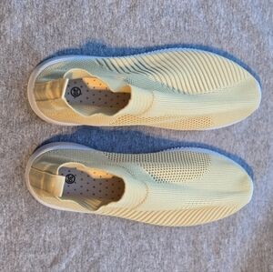 Slip-on on walking shoes